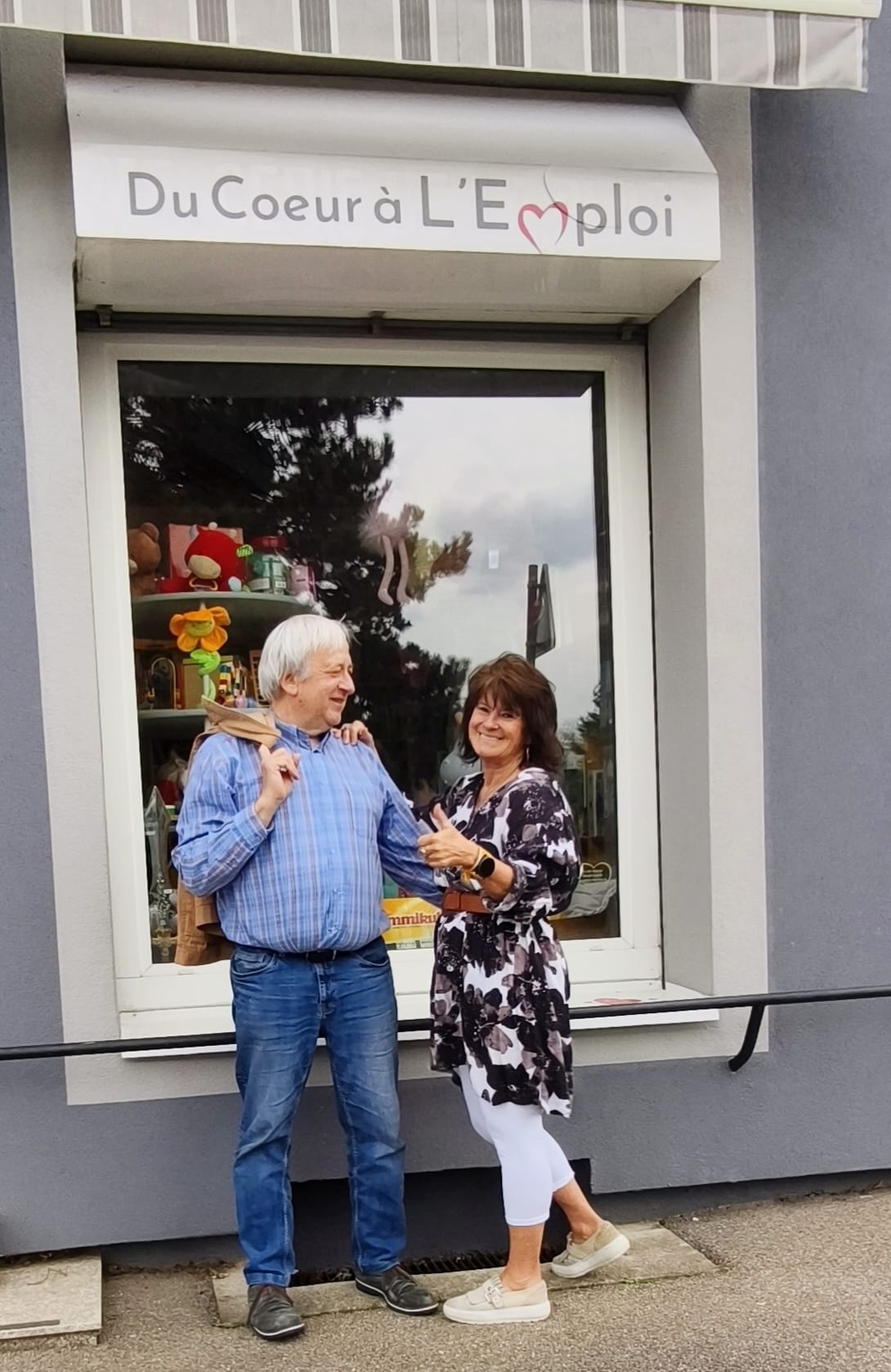 Dominique Klein et Bertrand Kauffmann, co-fondateurs de Du cœur à l'emploi, devant la boutique à Illkirch-Graffenstaden